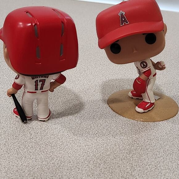Shohei Ohtani LA Angels 2 Pack White Jersey Funko Pitching & Batting Figurines - Picture 2 of 3